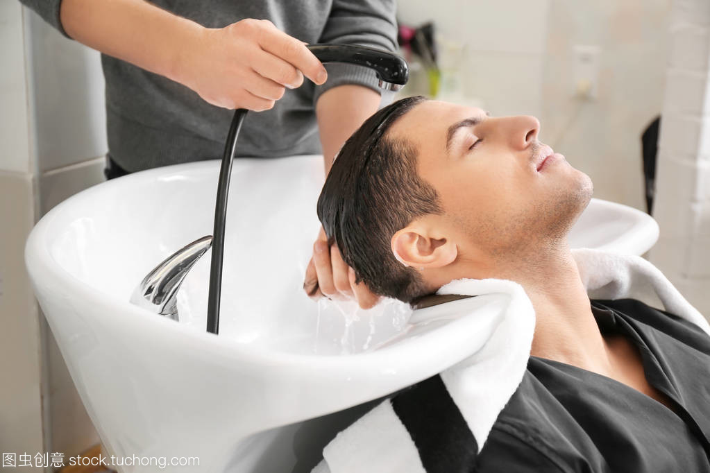 理发师洗客户的头发